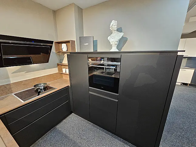 Hochwertige Ausstellungsküche in Schwarz matt - inkl. Siemens Studio-Line Geräte - LED-Beleuchtung usw. usw.