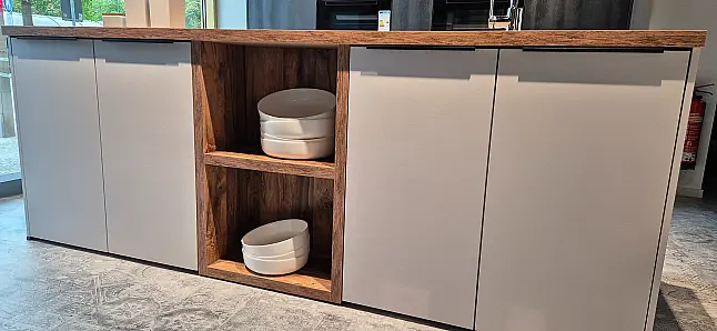 Moderne Impuls Inselküche grau mit Miele Geräten (Ausstellungsküche)
