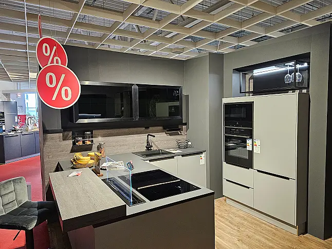 Moderne Design Winkelküche mit Kochhalbinsel, Tischhaube und Sitzgelegenheit
