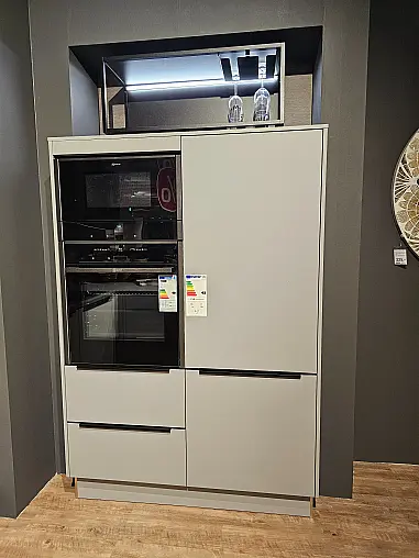 Moderne Design Winkelküche mit Kochhalbinsel, Tischhaube und Sitzgelegenheit