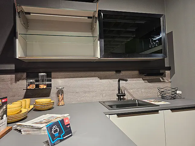 Moderne Design Winkelküche mit Kochhalbinsel, Tischhaube und Sitzgelegenheit