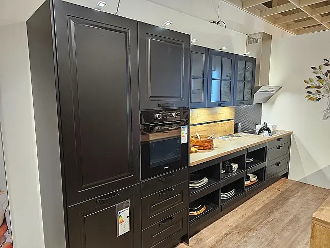 Moderne Landhaus Küche "Sylt" in schwarz matt Lack mit Insel, Miele und Berbel Geräte
