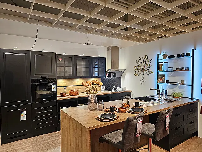 Moderne Landhaus Küche "Sylt" in schwarz matt Lack mit Insel, Miele und Berbel Geräte