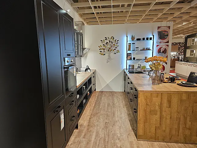Moderne Landhaus Küche "Sylt" in schwarz matt Lack mit Insel, Miele und Berbel Geräte