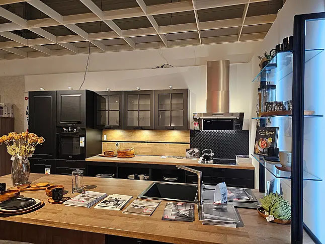 Moderne Landhaus Küche "Sylt" in schwarz matt Lack mit Insel, Miele und Berbel Geräte