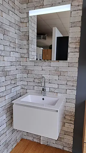 Nobilia Bad weiß mit Spiegel und Waschbecken