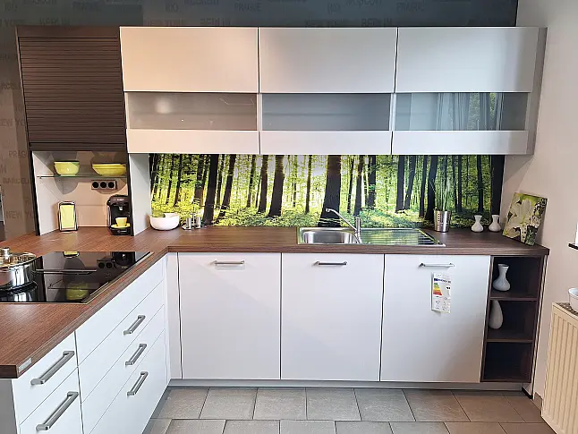 L-Küche mit Thekenlösung und Hochschrankseite