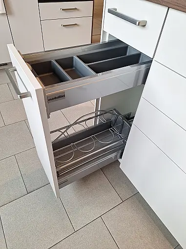 L-Küche mit Thekenlösung und Hochschrankseite