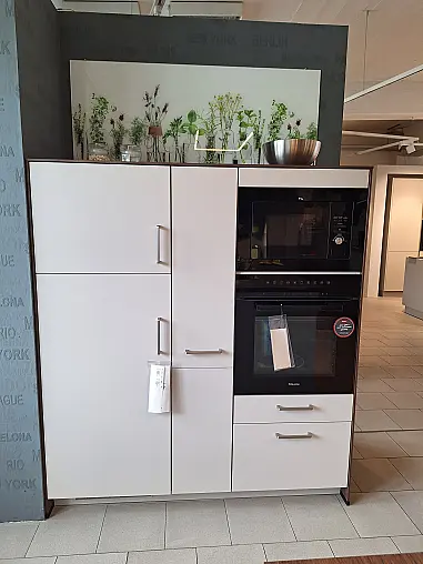 L-Küche mit Thekenlösung und Hochschrankseite