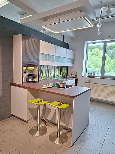 L-Küche mit Thekenlösung und Hochschrankseite