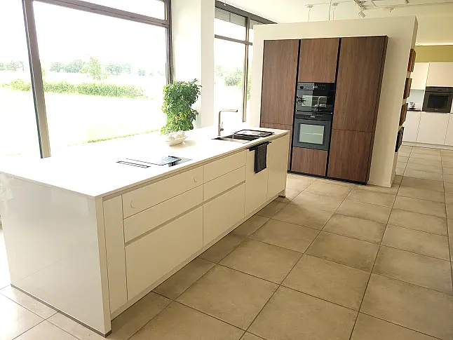 Grifflose Designküche mit sehr viel Stauraum