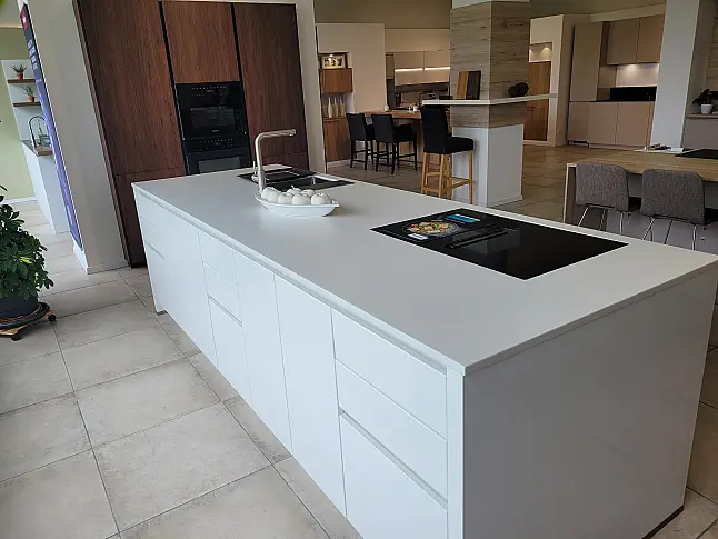 Grifflose Designküche mit sehr viel Stauraum