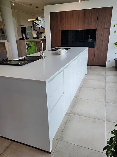 Grifflose Designküche mit sehr viel Stauraum