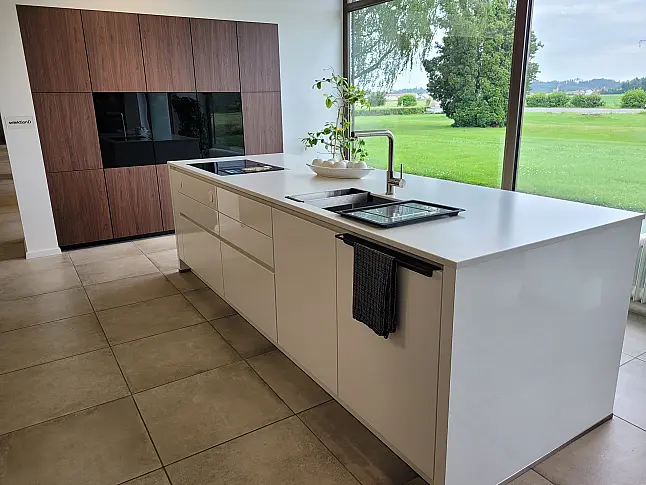 Grifflose Designküche mit sehr viel Stauraum