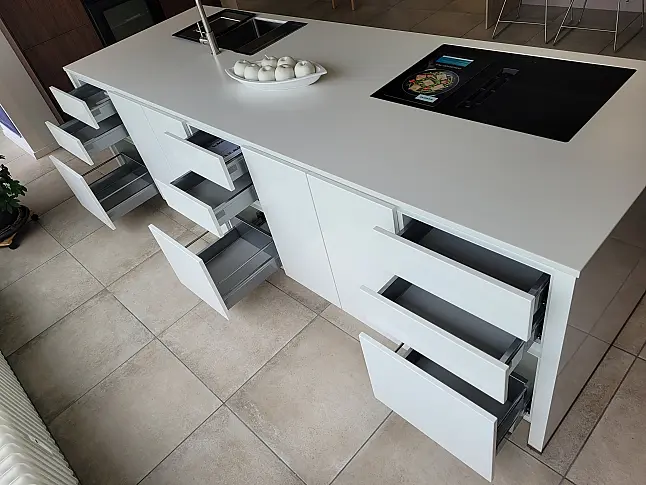 Grifflose Designküche mit sehr viel Stauraum