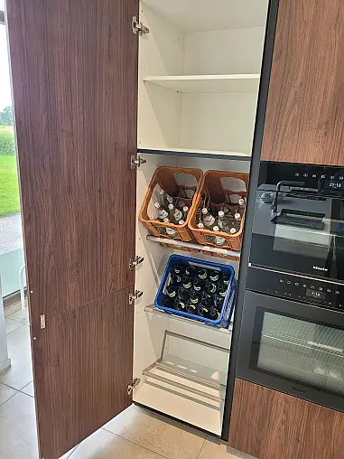 Grifflose Designküche mit sehr viel Stauraum