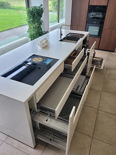 Grifflose Designküche mit sehr viel Stauraum