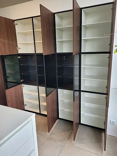 Grifflose Designküche mit sehr viel Stauraum