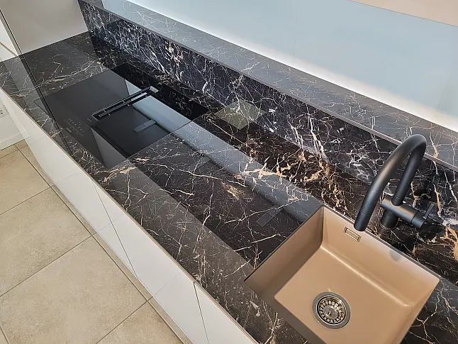 Elegante Küchenzeile mit extravaganter Keramikplatte