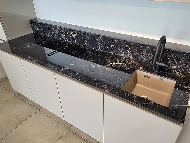 Elegante Küchenzeile mit extravaganter Keramikplatte