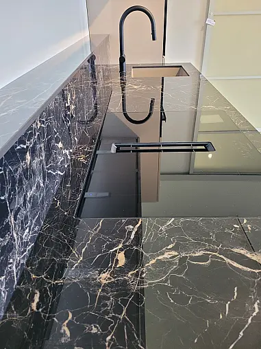 Elegante Küchenzeile mit extravaganter Keramikplatte