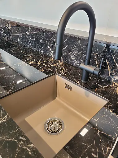 Elegante Küchenzeile mit extravaganter Keramikplatte
