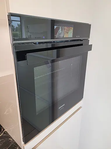 Elegante Küchenzeile mit extravaganter Keramikplatte