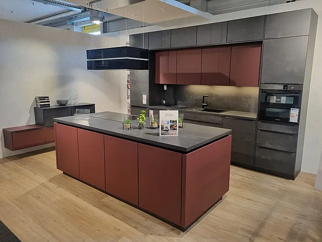 moderne Einbauküche mit Insellösung