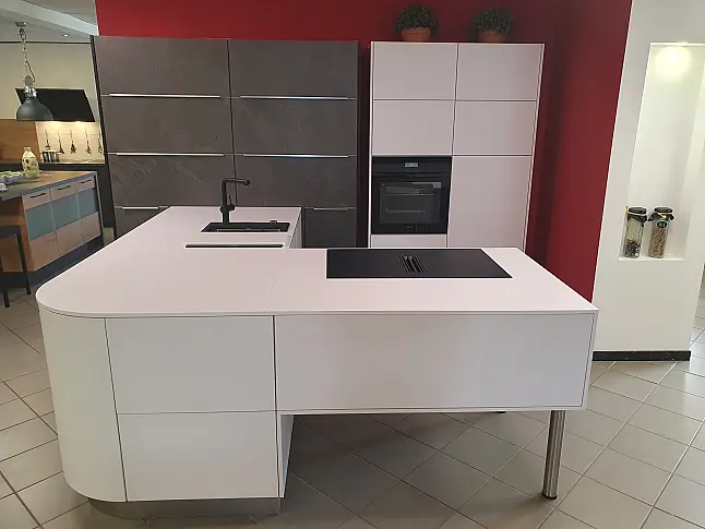 Moderne Häcker-Küche mit abgerundeter Insel und Touch-Öffnung