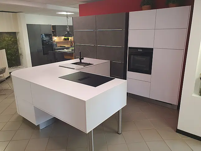 Moderne Häcker-Küche mit abgerundeter Insel und Touch-Öffnung