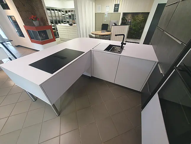 Moderne Häcker-Küche mit abgerundeter Insel und Touch-Öffnung