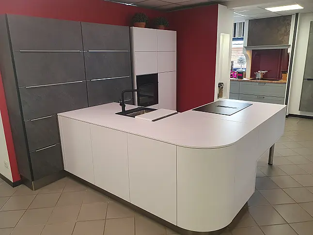 Moderne Häcker-Küche mit abgerundeter Insel und Touch-Öffnung