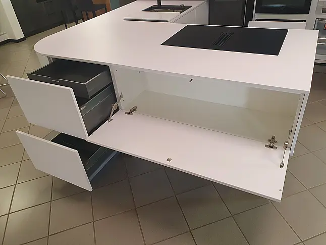 Moderne Häcker-Küche mit abgerundeter Insel und Touch-Öffnung