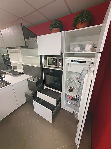 Moderne Häcker-Küche mit abgerundeter Insel und Touch-Öffnung