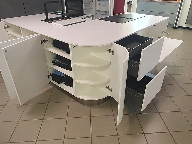 Moderne Häcker-Küche mit abgerundeter Insel und Touch-Öffnung