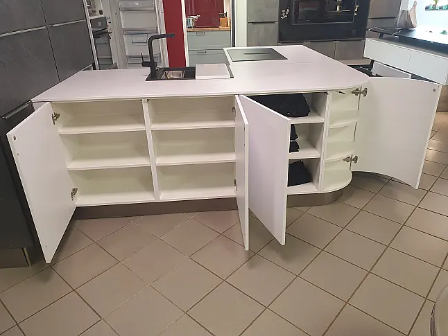 Moderne Häcker-Küche mit abgerundeter Insel und Touch-Öffnung