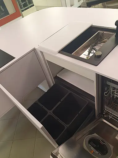 Moderne Häcker-Küche mit abgerundeter Insel und Touch-Öffnung