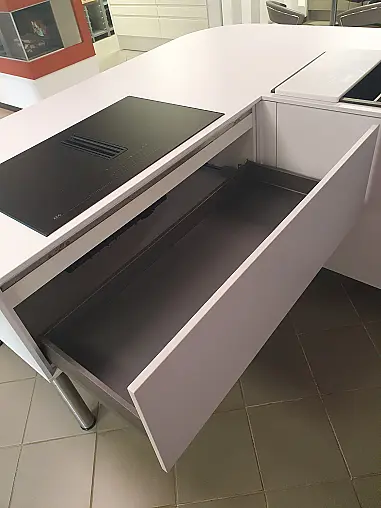 Moderne Häcker-Küche mit abgerundeter Insel und Touch-Öffnung