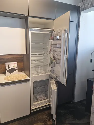 Hochwertige Nobilia Designer Ausstellungsküche in Lacklaminat Alpinweiß + Schiefergrau