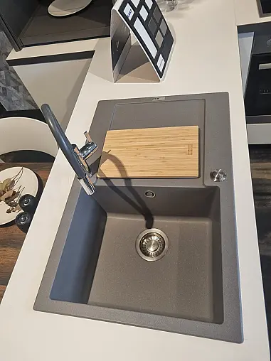 Hochwertige Nobilia Designer Ausstellungsküche in Lacklaminat Alpinweiß + Schiefergrau