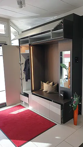 Design-Garderobe mit LED Innen- und Außenbeleuchtung, viel Stauraum