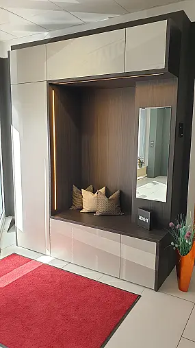 Design-Garderobe mit LED Innen- und Außenbeleuchtung, viel Stauraum