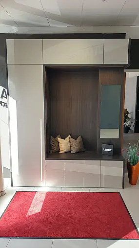 Design-Garderobe mit LED Innen- und Außenbeleuchtung, viel Stauraum