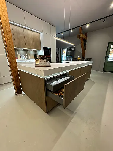 Einzigartiges Unikat mit edlem Holzfurnier, modernem Smartglas und eleganter SlimLine Arbeitsplatte!