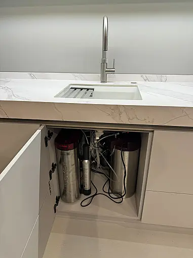 Einzigartiges Unikat mit edlem Holzfurnier, modernem Smartglas und eleganter SlimLine Arbeitsplatte!