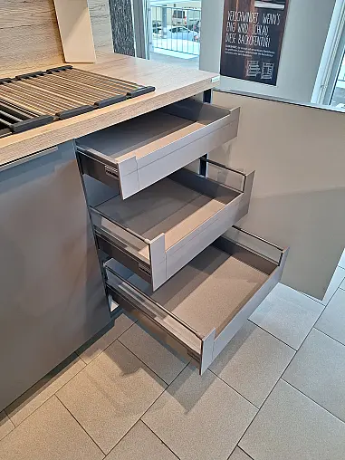 Moderne Inselküche mit viel Stauraum