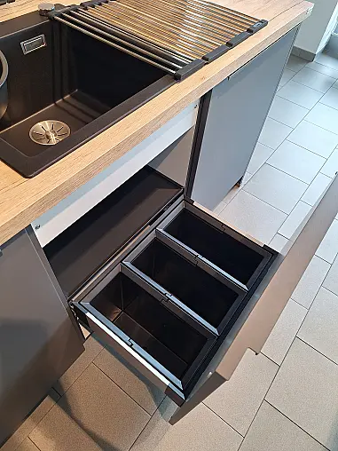 Moderne Inselküche mit viel Stauraum