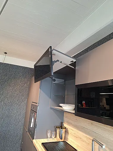 Moderne Inselküche mit viel Stauraum
