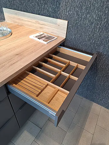 Moderne Inselküche mit viel Stauraum
