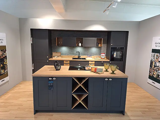Moderne Inselküche im Landhausstil